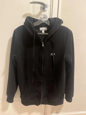 Lacoste tröja med dragkedja  - Perfekt skick knappt använd säljer för den är liten pris kan diskuteras vid snabb affär