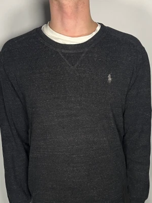 Ralph laure tröja - Säljer en riktigt snygg och trendig Ralph Lauren tröja i fint skick, storlek S, vid frågor är det bara att skriva //Gramenti