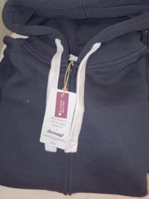 Russemerch  - Helt nytt russemerch set i färgen navy stl L. säljer pga av felköp av storlek o retur ej möjligt.