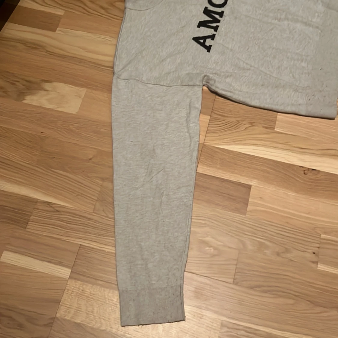 Beige/Grå sweatshirt med svart AMORE-tryck ifrån Gina Tricot - 2