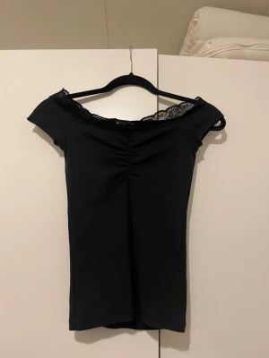 Svart topp  - Svart snygg topp med spets ifrån nelly, skön & stretchig!
