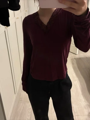 Mörk röd tröja  - Aldrig använd 