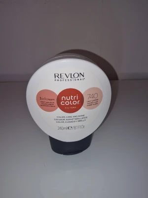 Revlon Nutri Color Filters 740 Light Copper - Nutri Color Filters 3-i-1 cream från Revlon Professional i nyansen 740 Light Copper, 240 ml. Produkten är en direkt hårfärg som ger färg, vård och glans. Den är helt ny då jag har färgat håret mörkt.