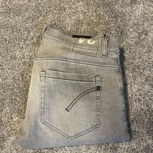 Grå dondup jeans - Tja! Säljer dessa snygga gråa jeansen från dondup (George skinny fit) i storlek 34! Knappt använda, skriv vid minsta fundering.