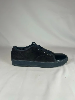 Lanvin DBB1 - Sjukt feta landvins för en galet bra prislapp. Skicket är riktigt bra då det inte finns något tecken på användning. Storleken är 42. Startpriset börjar på 1999. Nypris ligger på 5000 så passa på