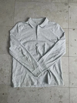 Dobber Rugby Tröja Grå (Långärmad polo) - Tja! Säljer min galet fina gråa rugbytröja från Dobber i sjukt bra skick. Riktigt bra kvalitet på denna tröja, trots användning ser den ny ut! || Skick: 9.3/10 || Storlek: M || Hör gärna av dig vid frågor eller funderingar!😄