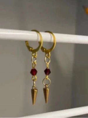 Örhängen -  Guldiga örhängen med röda pärlor i rostfritt stål och handgjorda 