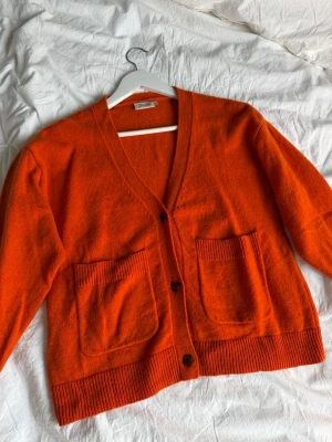 Kofta - Orange kofta från Jumperfabriken i storlek S.