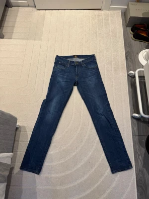 Lee jeans - Snygga Lee jeans i modellen darren som zip fly, ganska bra skick nästan nya!