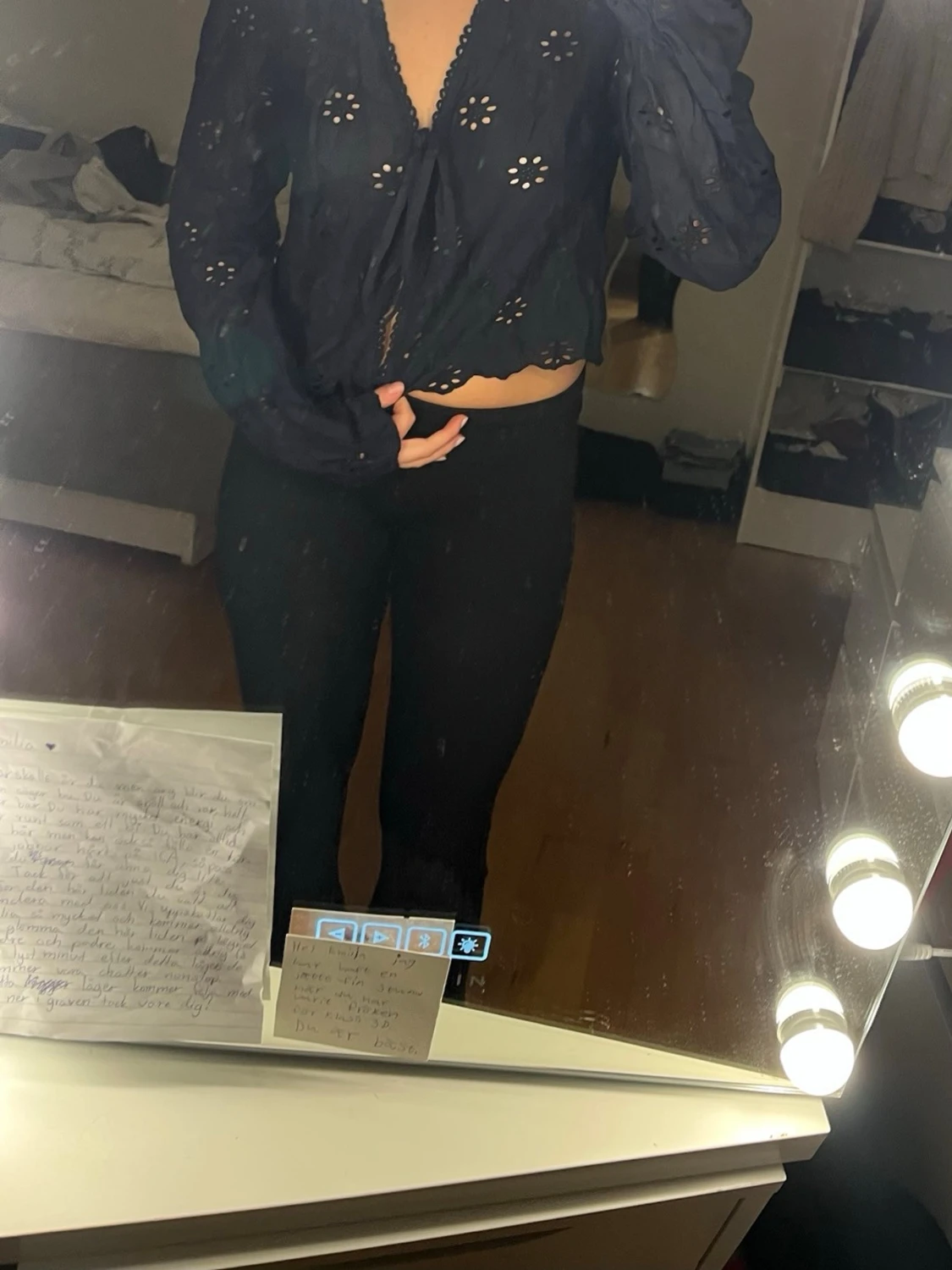 Blå blus med blomdetaljer - 1