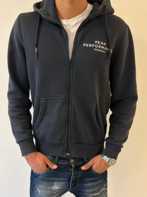 Peak performance ziphoodie i mörkblå - Snygg P.p i mörkblå