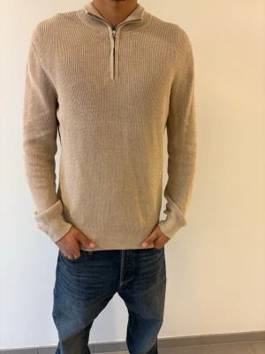 Beige stickad tröja med half zip - Knappt använd stickad half-zip tröja i beige, riktigt snygg!