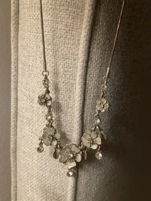 Pilgrim Twin Blossom Necklace - vintage Danish design (discontinued) hard to find model | Silver-tone floral necklace with crystal details