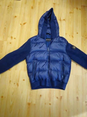 Bvaldi cardigen - Mörkblå cardigen från bvaldi i storlek xs. Skick ny skick använd runt 3 gånger. Pris: 1399 inte hugget i sten. Har äktenhets bevis. Hör av er vid frågir eller om ni vill ha fler bilder.