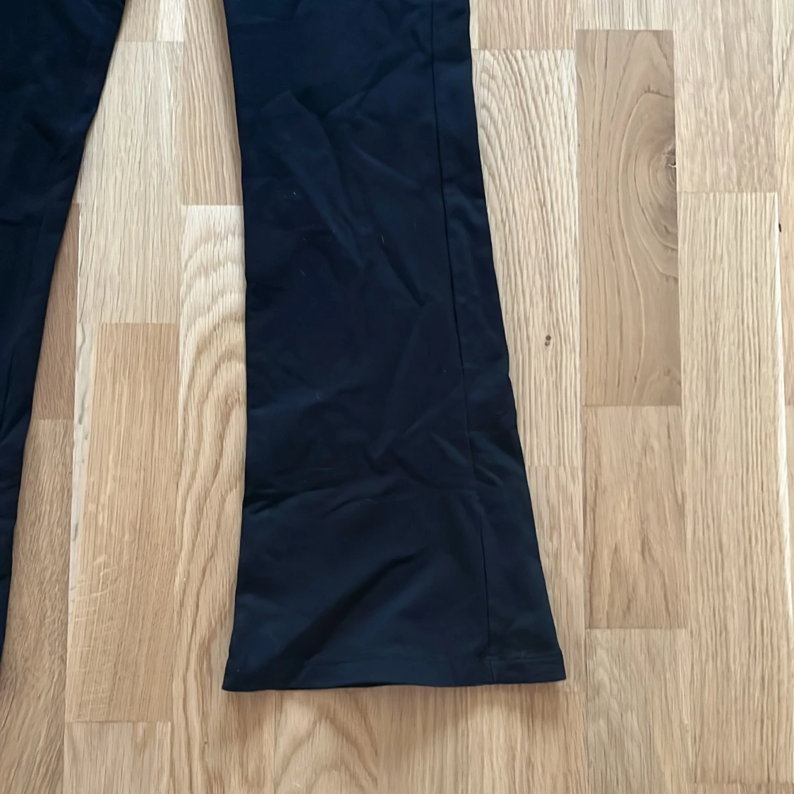 Svarta bootcut byxor med hög midja - 1