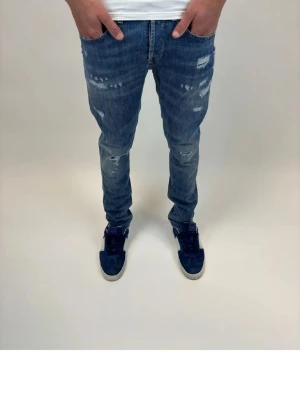 Dondup jeans - Tja! Säljer nu dessa sköna dondup jeansen! Jeansen är i fint skick med orginal slitningar och en fin tvätt! Storlek 34! Skriv vid bilder eller frågor!