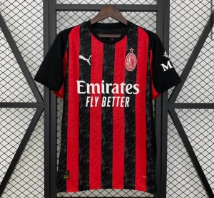 AC Milan Puma fotbollströja röd/svart - Snygg AC Milan fotbollströja från Puma med klassiska röda och svarta ränder, klubbmärke på bröstet och vit Puma-logga. Tröjan har rund hals och korta ärmar, tillverkad i lätt polyester som andas. Perfekt för dig som älskar fotboll och vill representera Milan.