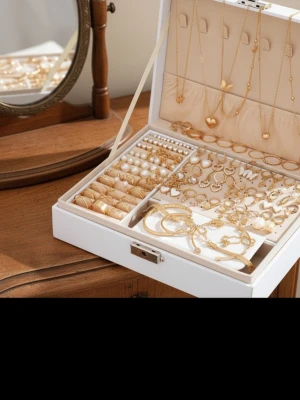 115-delars guldfärgat smyckeset – halsband, örhängen & armband - Helt nytt 115-delars smyckeset i guldfärg. Innehåller halsband med hjärta och fjäril, stjärnhalsband, pärl- och ringörhängen samt armband. Mode-/bijouterismycken i zinklegering (ej äkta guld). Perfekt för både vardag och fest.