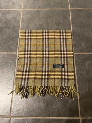 Burberry halsduk  - Burberry halsduk | 100% lammull | skicka: 7/10 | defekter: två små hål men ingen som synd när man använder den | nypris ca 4000kr skriv vid frågor eller mer bilder | MD closet 