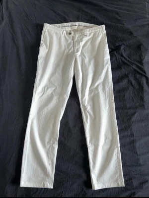 CANALI Byxor - Supersnygga finbyxor från högklassiga Canali. Passar till både vardag och festliga tillfällen.  Smal passform. Utmärkt skick.