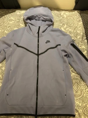 Nike tech - Säljer min Nike tech för ett bra pris då den är för liten för mig!