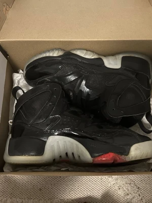 JUMPMAN TWO TREY (GS)| storlek:37,5 - Ett par Jumpman Two Trey (GS) sneakers, storlek 37.5, en ikonisk och tidlös modell. Skorna är 100% autentiska, mycket väl underhållna och rena. Varsamt använda, i mycket gott skick (se bilder), sällsynt att hitta ett komplett par i denna storlek. Bekväma och snygga, perfekta för en tonåring eller kvinna. Snabb frakt eller lokal upphämtning. Priset är rimligt förhandlingsbart. Ingen byteshandel.