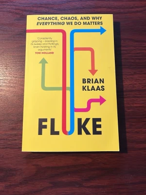 Fluke - Upptäck hur slump, kaos och dina val påverkar allt! 'Fluke' är en fängslande bok med färgstark design som utforskar varför allt vi gör spelar roll. Perfekt för dig som gillar tankeväckande läsning och vill förstå världen på ett nytt sätt.