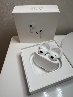 Apple AirPods (3rd generation) - Säljer ett par Apple AirPods (3rd generation).  (Lightning)  Använda vid ett fåtal tillfällen (ca 3 gånger). Säljs eftersom de tyvärr inte passade mina öron och därför lätt ramlar ur. Fullt fungerande och kopplas utan problem till iPhone. Köptes nya för över 2 000 kr. Mycket fint skick.  Original Apple Modellnummer A2564 Originalkartong medföljer Återställda   Kan testas och kopplas på plats vid affär för trygghet.