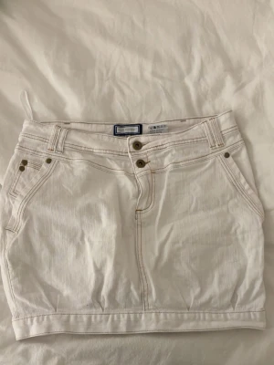 Jeanskjol - Kort vit jeanskjol med fickor, kommer inte till användning :)) 