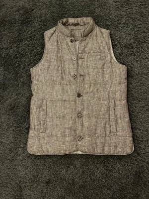 John Hendric Väst  - Riktigt fet stickad väst från John Hendric. Riktigt bra skick och väldigt bra passform samt bra kvalité. Storlek XS