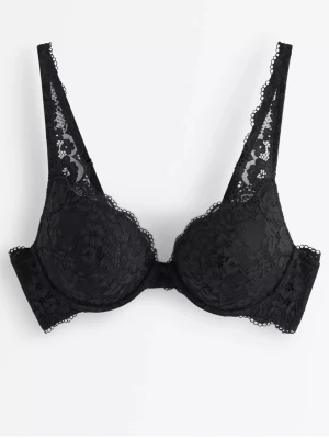 Svart BH - Säljer en svart push up BH från Lindex i storlek 70C. Inprincip oanvänd då det vart fel storlek, så säljer den nu så jag kan köpa rätt. Då den knappt är använd och inte har synliga tecken på användning är priset därför lite högre men billigare än att köp ny.💗Orgina pris 349kr, köp helst insta box då det blir enklare för mig + du slipper frakt kostnad!😊