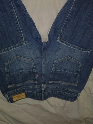Levi's Bold Curve Straight Leg jeans 8/29 - Säljer ett par klassiska blå Levi's Bold Curve Straight Leg jeans med raka ben och snygga kontrastsömmar. Jeansen har fem fickor, normal passform och är tillverkade i slitstarkt denimtyg. Perfekta för dig som gillar tidlös stil och bekväma jeans.
