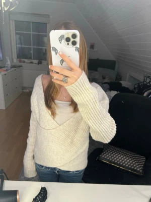 Beige omlottstickad tröja NA-KD - Supermysig beige stickad tröja från NA-KD💓Den har omlottdesign och bred ribbstickning. Tröjan har lång ärm och en lite lösare passform, perfekt att slänga på sig över ett linne. Snygg och enkel att styla till jeans eller kjol. Pris kan diskuteras💘