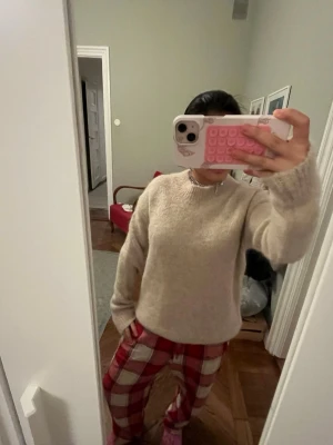 Beige stickad tröja - Mysig beige stickad tröja från Ellos i storlek 34/36💕