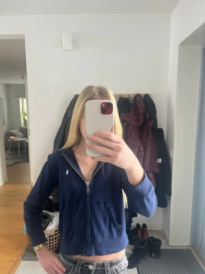 Ralph lauren hoodie. - Säljer en Ralph lauren hoodie med dragkedja köpt på kidsbrandstore. Strl: 8 år skulle säga 134/140. Har ett litet hål i sig på ena armen. Men annars helt hel!