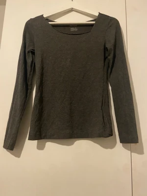 Mörkgrå långärmad topp från esmara  - Säljer en enkel långärmad tröja. Man kan ha på sig den off-shoulder. 