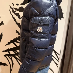 Moncler Maya  - Tjena säljer nu min fina moncler i sjukt bra skick, endast ett litet jack på armen som man ser på 4e bilden, inget man tänker på eller märker. Kvitto har jag inte tyvär. NFC fungerar och det är bara att höra av er vid intresse eller frågor. 😊