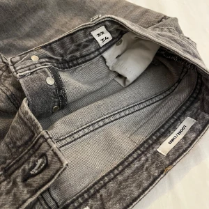 Två par jeans från Jack & Jones, 32/34 - Säljer två par jeans från Jack & Jones i storlek 32/34. Ett par är ljusblå med klassisk denimlook och kontrastsömmar, det andra paret är gråa med en tvättad finish. Båda har rak passform och femficksdesign. Perfekta för dig som gillar stilrena och bekväma jeans.