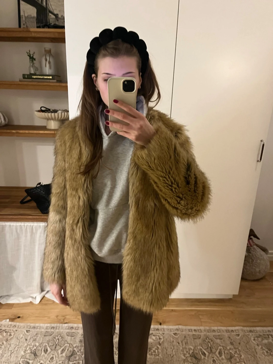 Beige pälsjacka med lång ärm