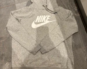 Hoodie från Nike  - Fint skick, en jättelitet fläck, se bild. Borde gå bort lätt med vanish 