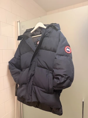 Canada Goose MacMillan - Storlek: XL men passar också storlek L. Jackan är i mycket bra skick förutom att den har gått upp lite vid sidan längst ner på jackan men går enkelt att sy ihop därav priset