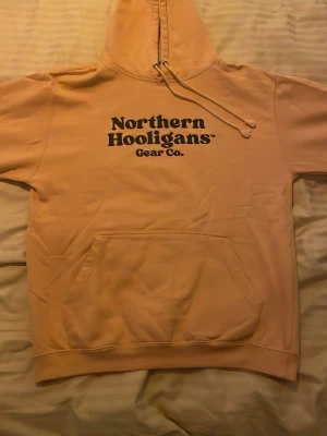 Hoodie från northern hooligans - Ljusrosa hoodie från northern hooligans! Vanlig passform och väldigt mjukt material!