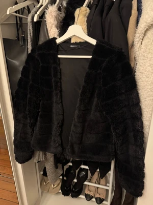 Pälsjacka - En lite tunnare pälsjacka med fina detaljer. Väldigt elegant och söt. Skriv vid frågor 🫰🏼