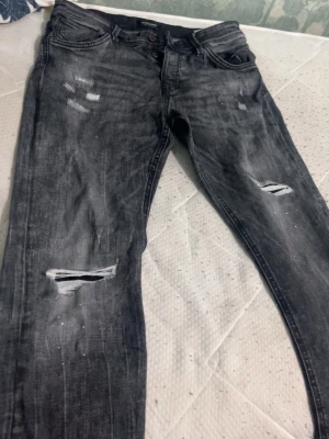 Jack and jones jeans  - Helt nya jeans är i väldigt bra stick och säljer de för det knte e i min storlek längre Priset kan diskuteras!! Köpt för 1200