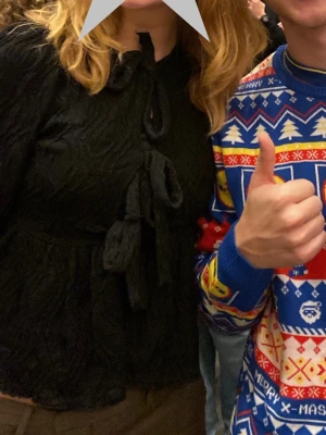 Svart blus från Gina Tricot - Säljer en svart blus med puffärmar och knytning fram, från Gina Tricot.