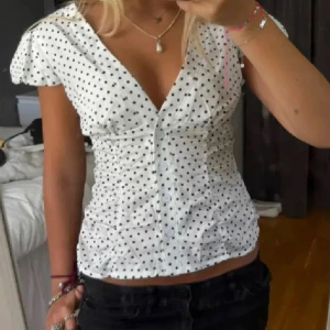 Prickig topp - Lånad bild, men jag säljer denna fina prickiga topp då den inte passar mig och därför aldrig använd. Skriv ifall du vill ha mer bilder❤️ TRYCK GÄRNA PÅ KÖP NU