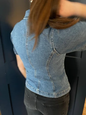 Kortärmad jeansskjorta med knappar - snygg kortärmad jeansskjorta från Gina. Aldrig använd endast testad!💙 köpt för 499