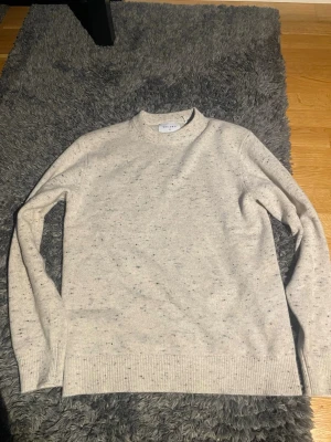 Valient stickad tröja - Den är i nyskick och aldrig använd. Passar dig i runt 172