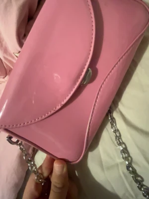 Rosa väska - Fick den som present är inte riktigt min typ av väska så ja säljer den och priset kan diskuteras är inte så använd💞