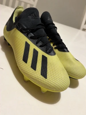 Adidas gula fotbollsskor med snörning - Säljer ett par fotbollsskor som har blivit änvänd 1 gång jätte bra kvalitet och sköna.